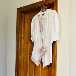 Elegant White shirt with Floral Accents vintage 1990s